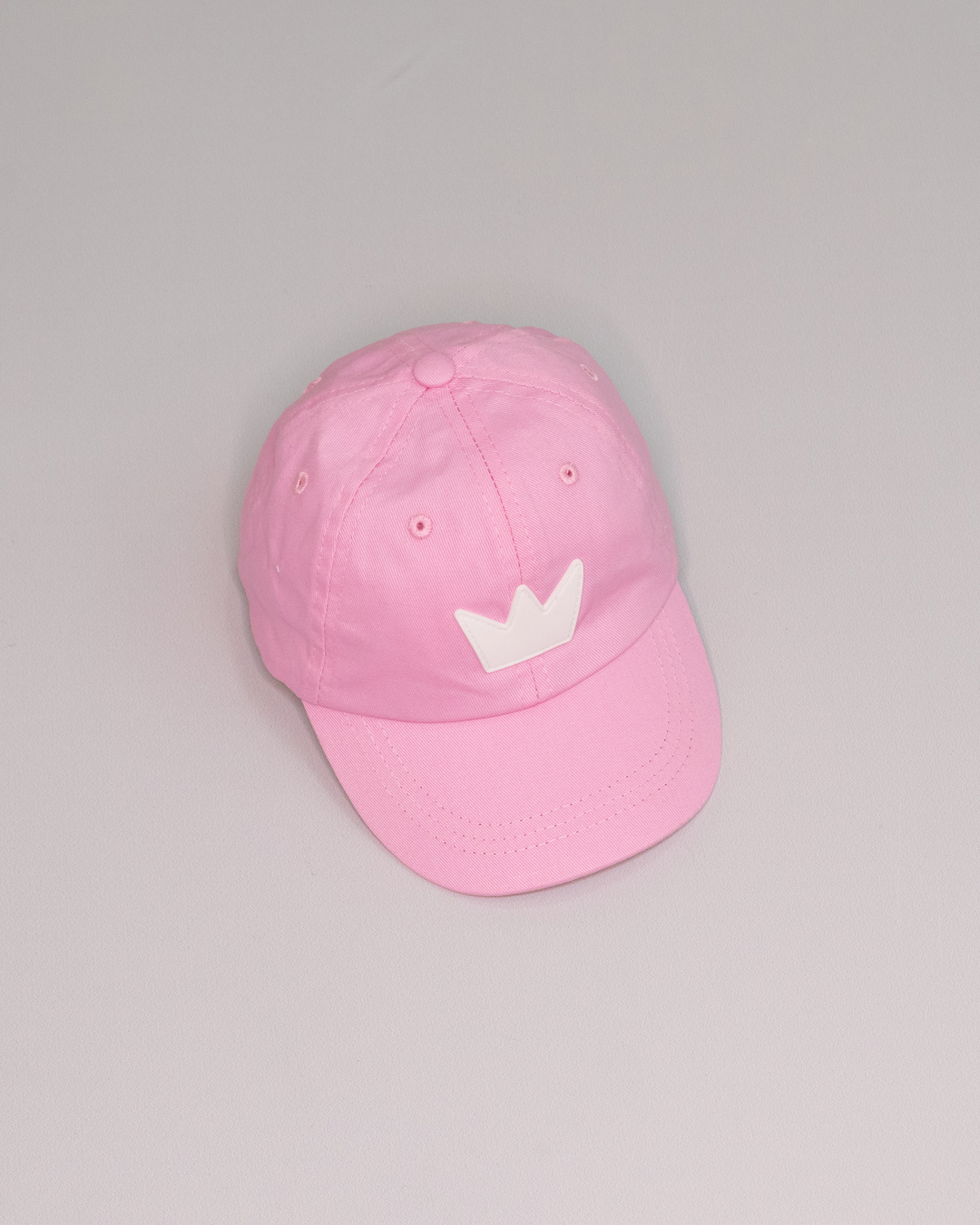 Gorra rosada con corona blanca