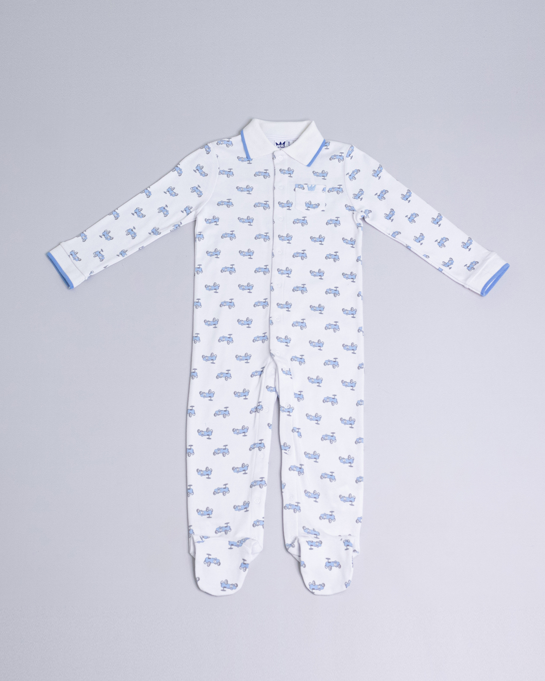 Pijama blanca con carritos azules
