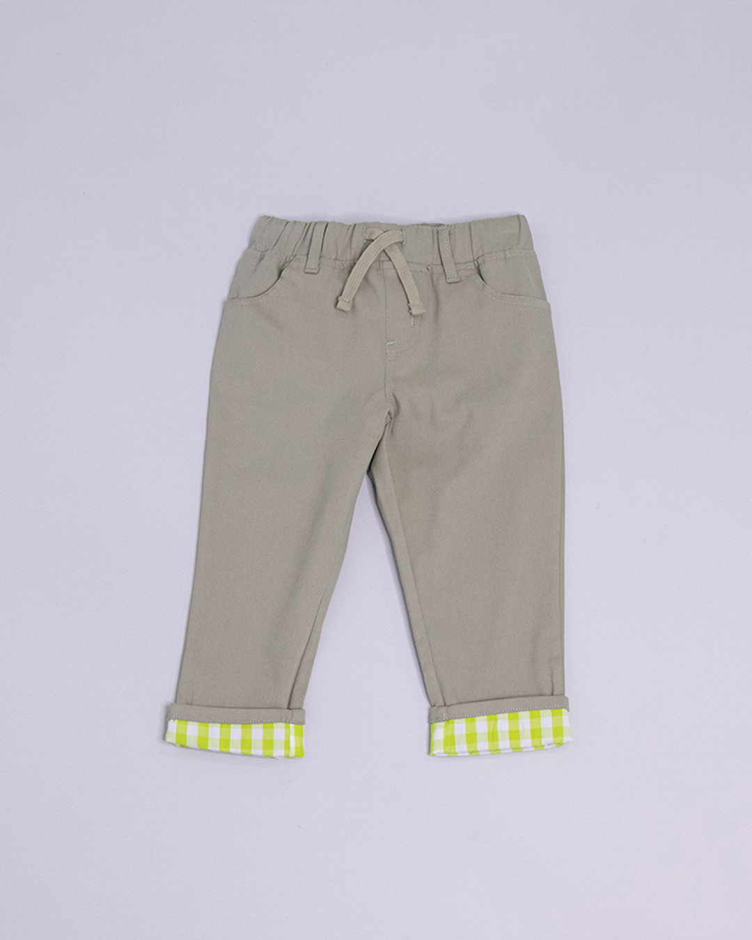 Pantalón verde con cinturón elástico en la cintura y doblaje con tela de cuadros en los tobillos