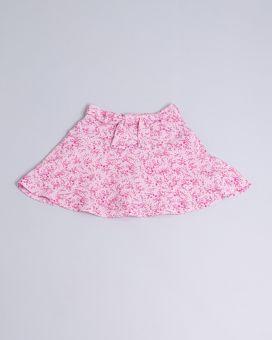 Falda estampada de flores rosadas y blancas con cinturón