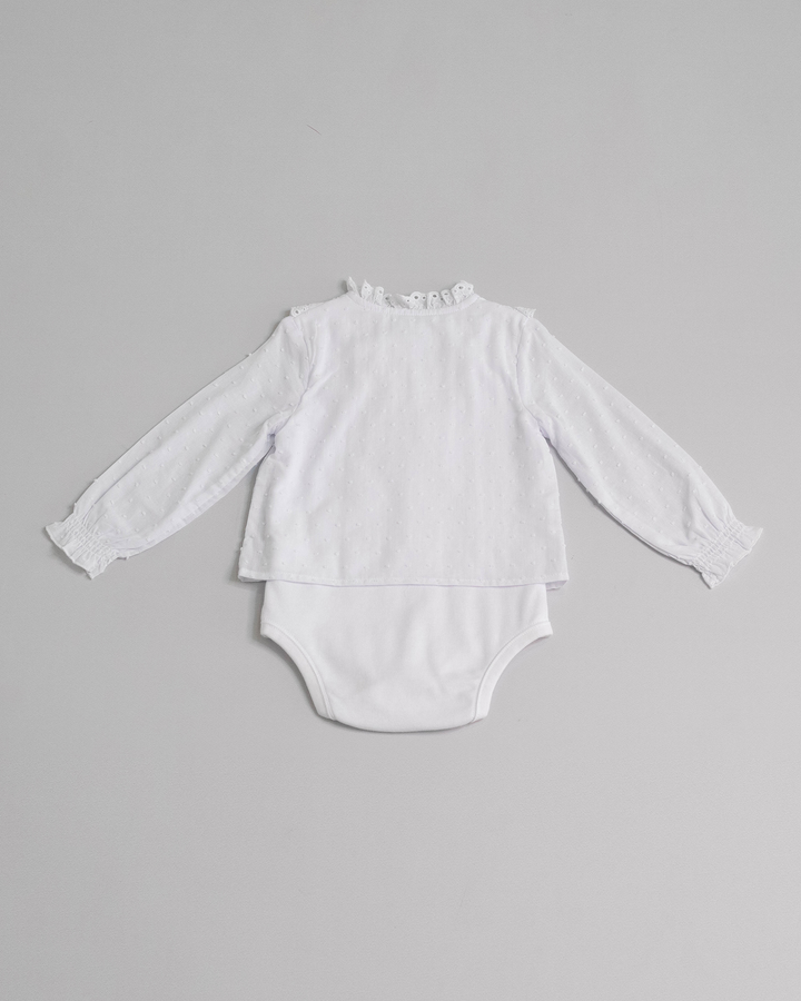 Body blanco de plumetti con ojetes y volantes en la parte de adelante