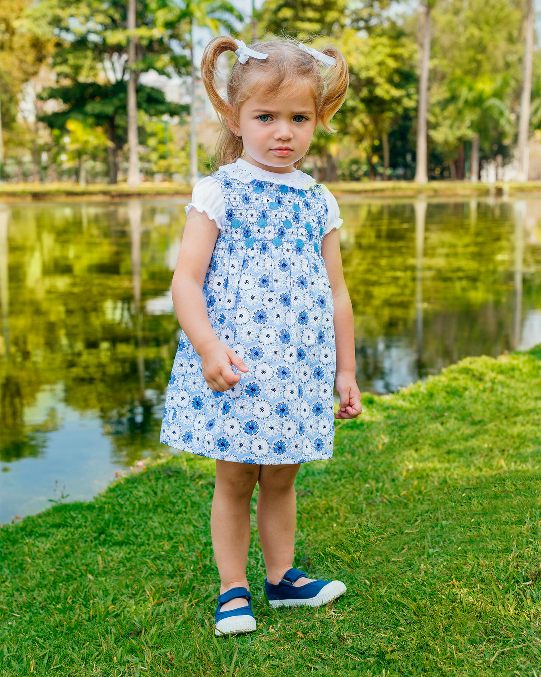 Vestido estampado de flores azules y blancas con bordados azul marino