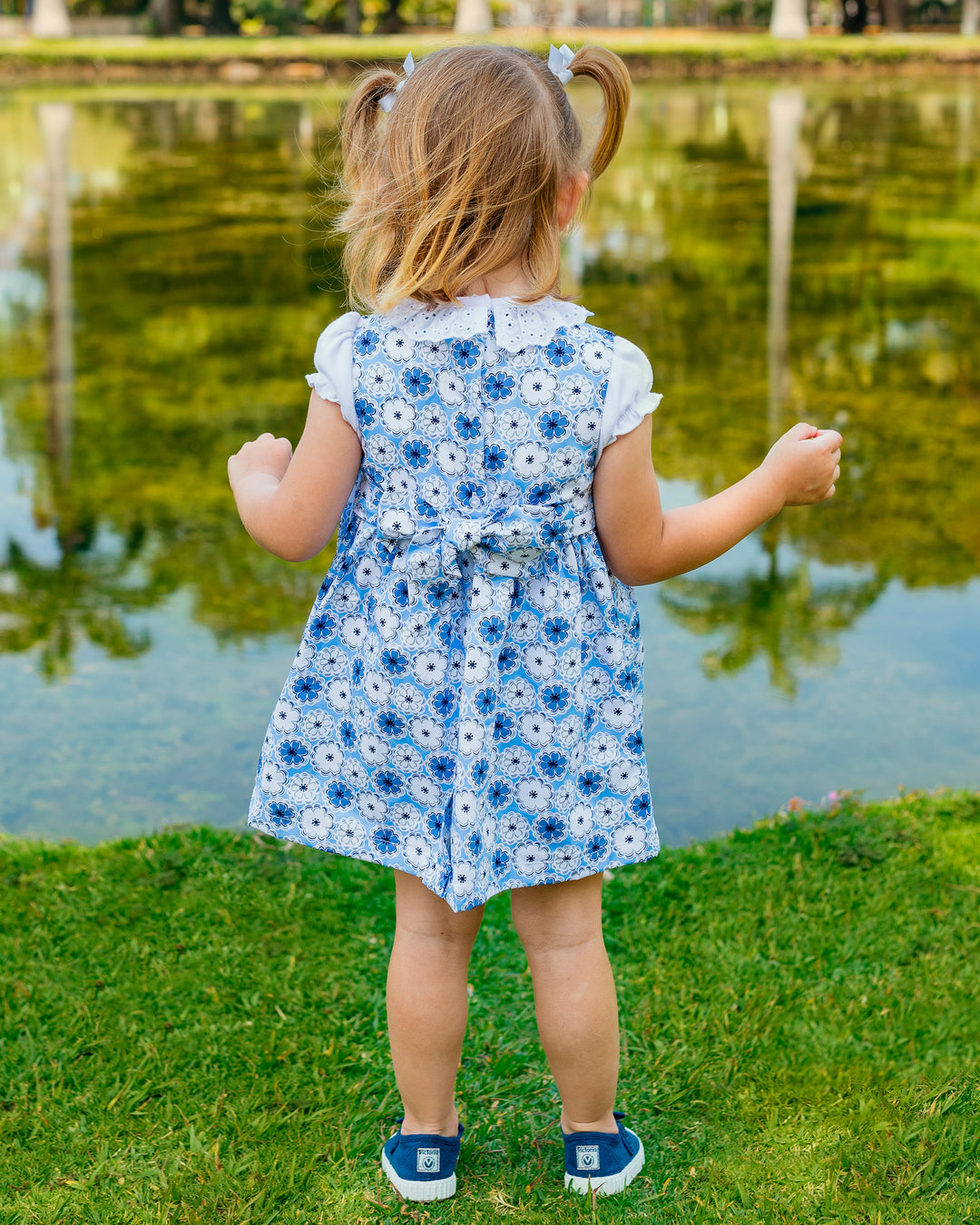 Vestido estampado de flores azules y blancas con bordados azul marino