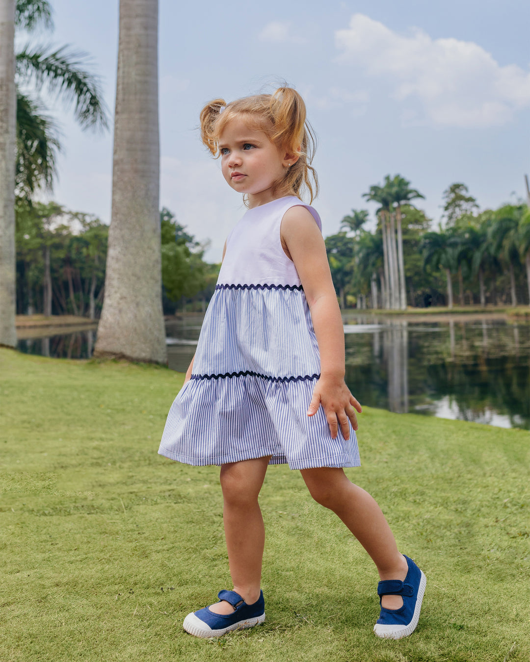 Vestido blanco con rayas azules y cinta rick rack azul marino