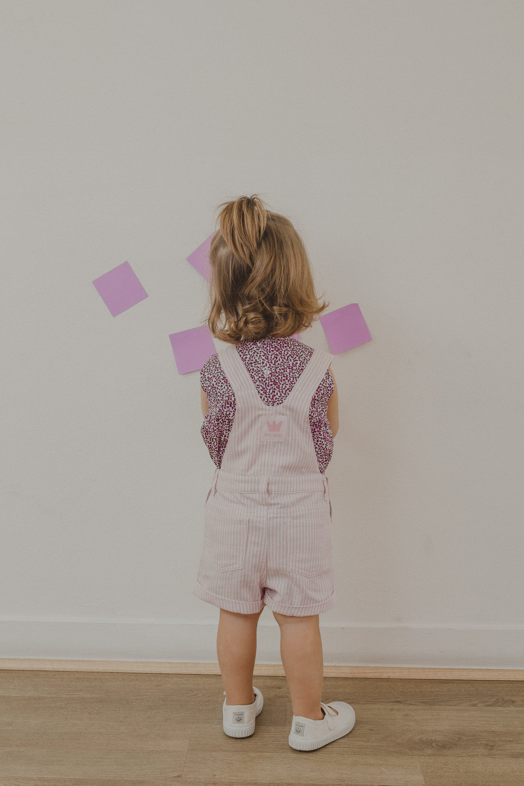 Vestido estampado con blanco y magenta