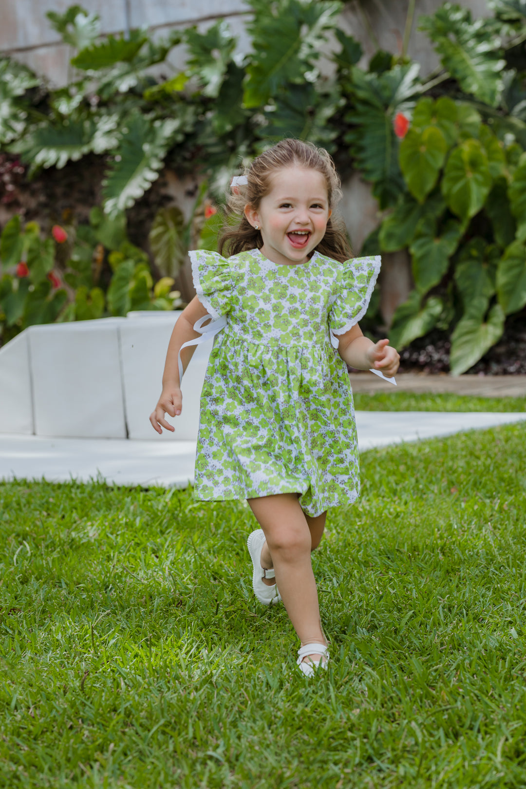 Vestido estampado con verde y blanco, volantes y cintas blancas a los lados