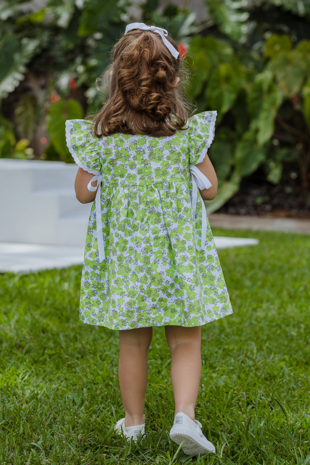 Vestido estampado con verde y blanco, volantes y cintas blancas a los lados