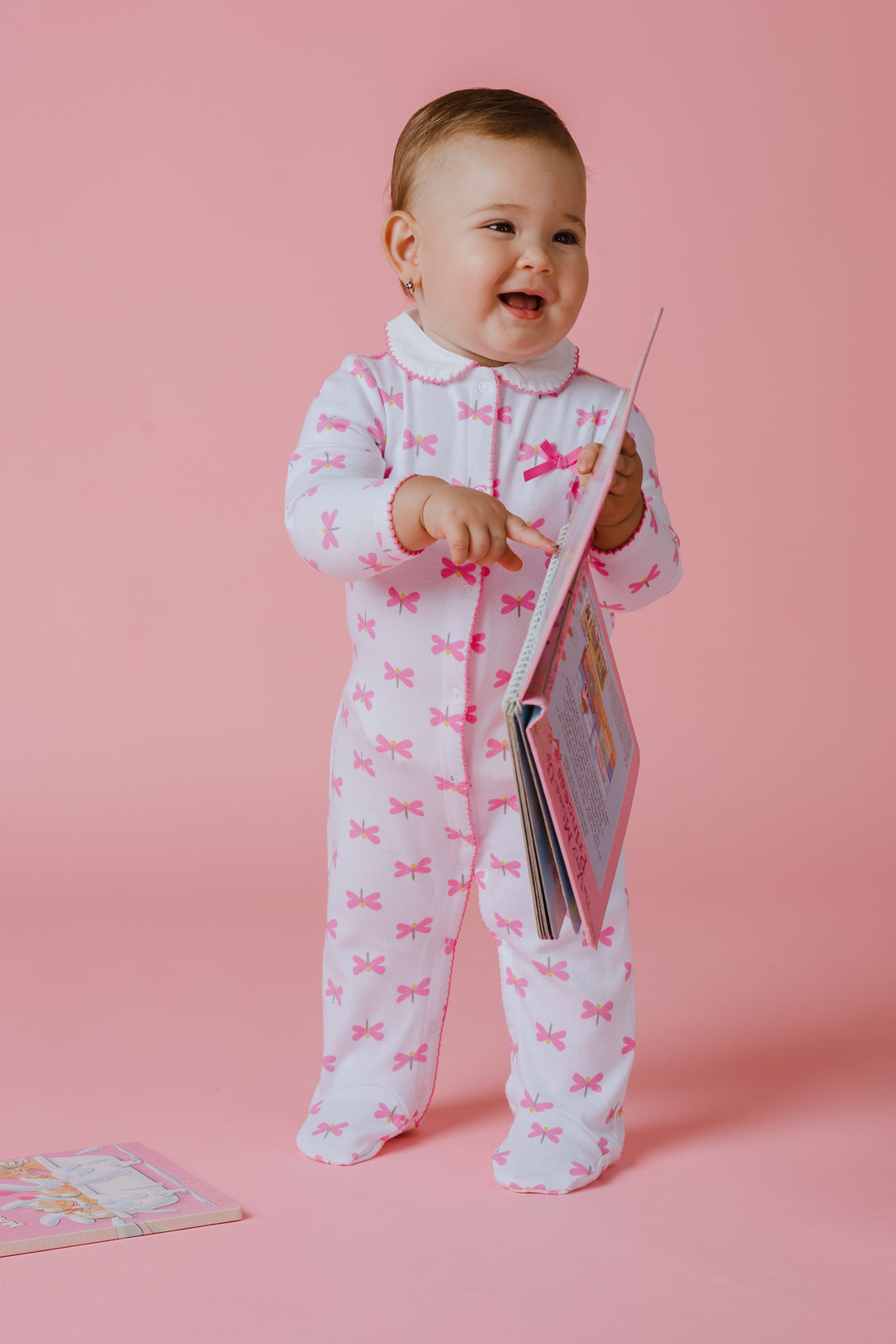 Pijama blanca con libélulas rosadas