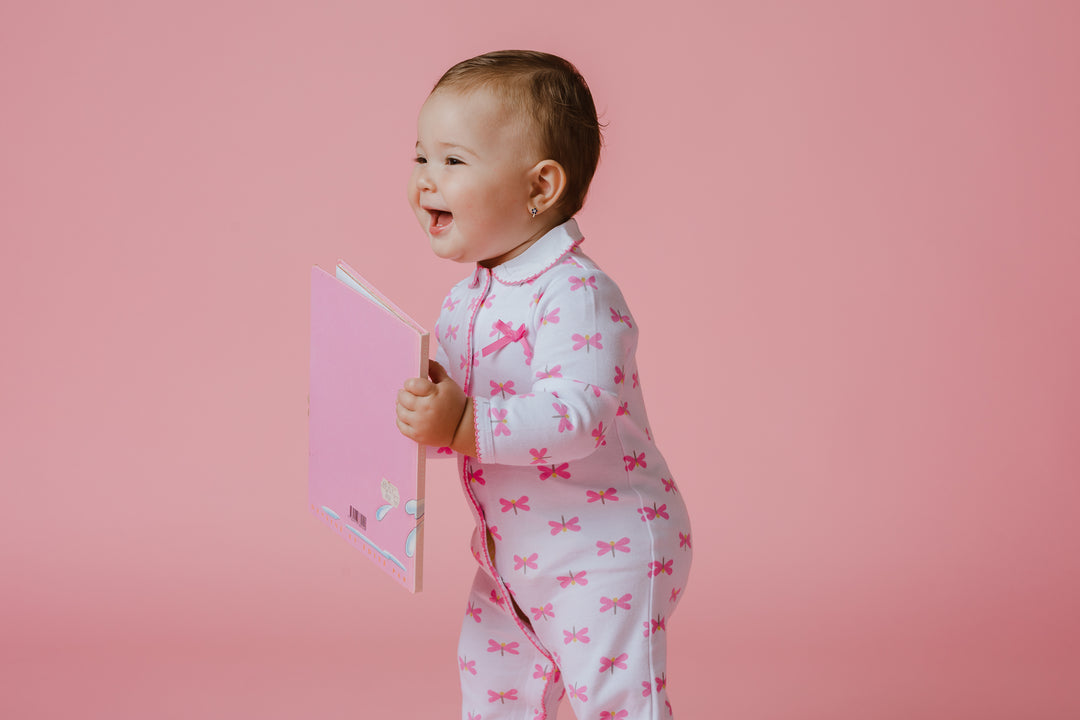 Pijama blanca con libélulas rosadas