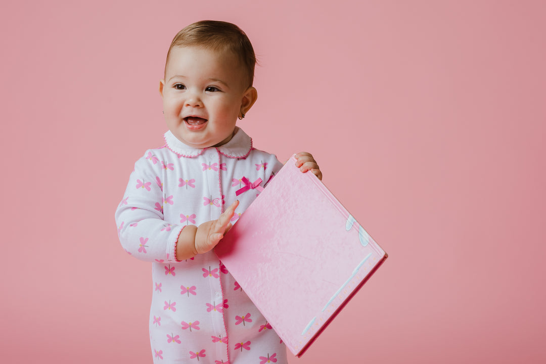 Pijama blanca con libélulas rosadas