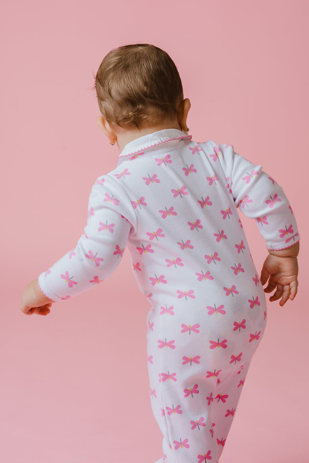 Pijama blanca con libélulas rosadas