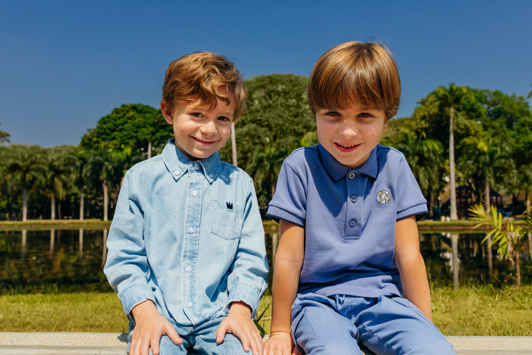 Chemise azul manga corta con rayas azul marino en mangas y cuello, con un planeta bordado