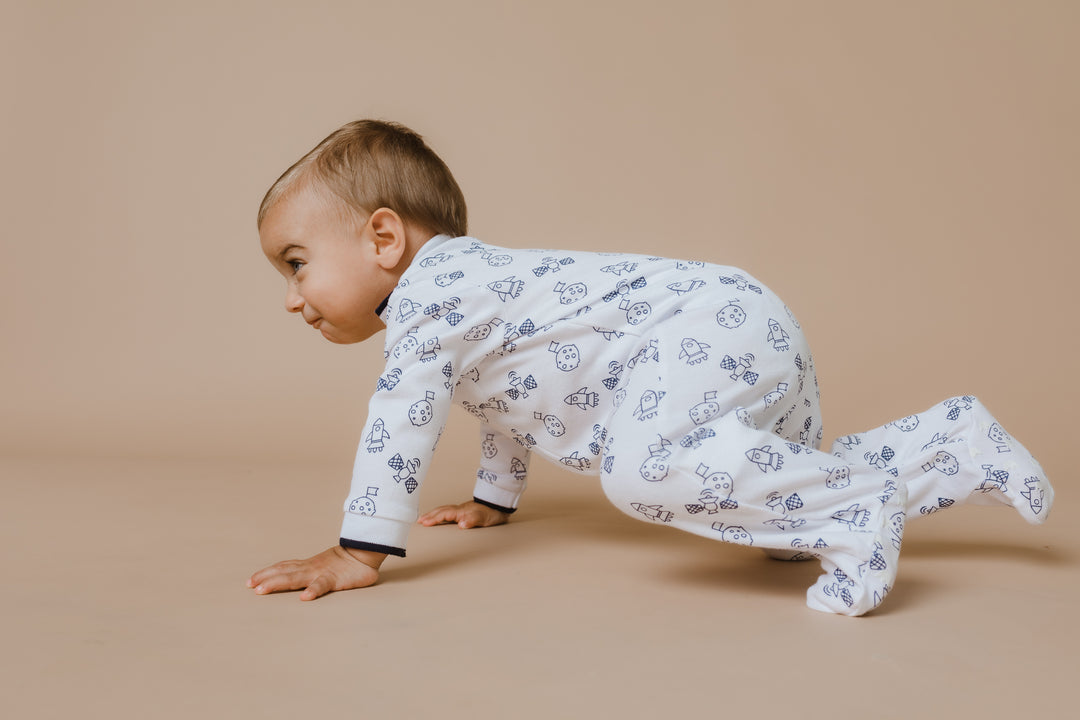 Pijama blanca con figuras del espacio