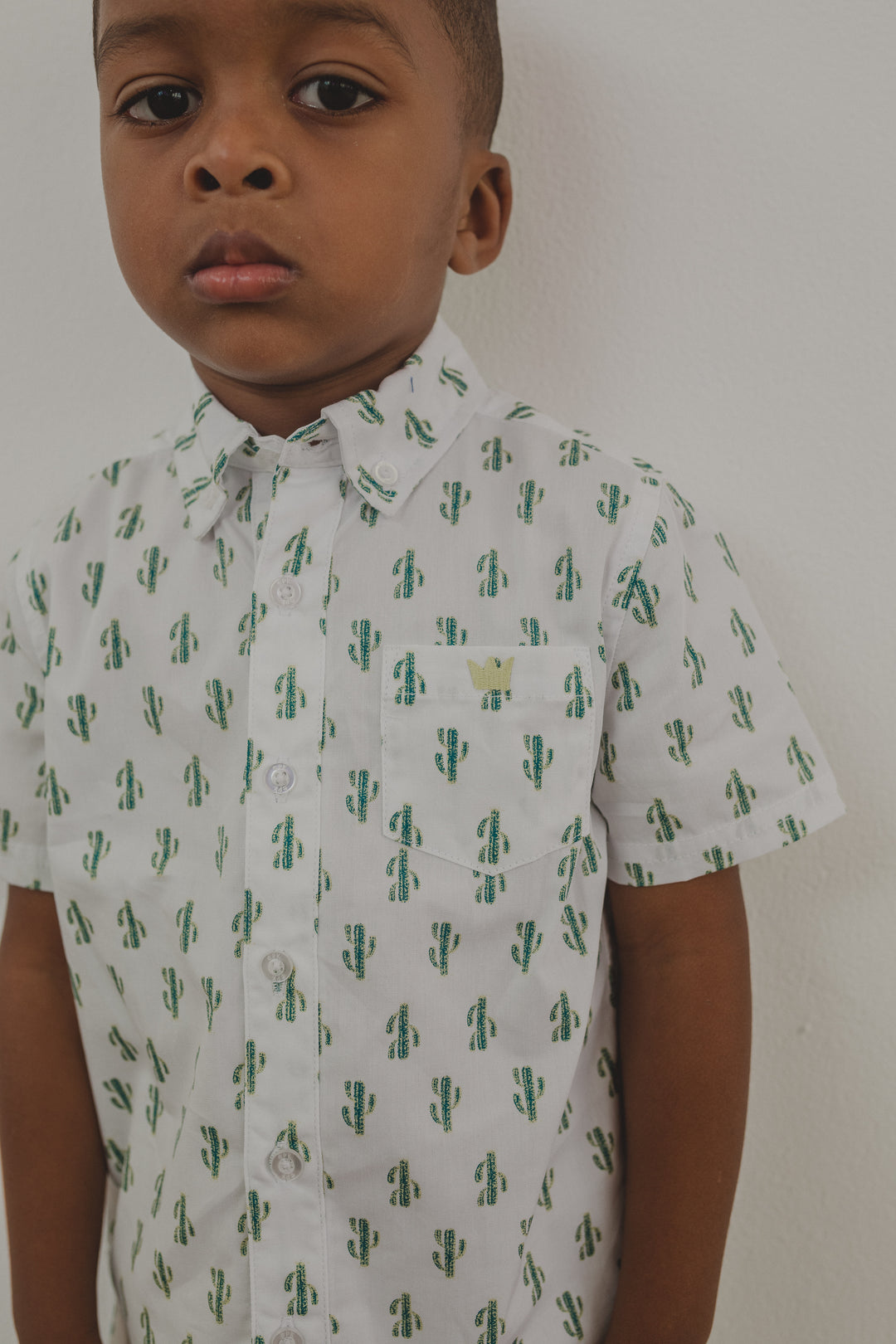 Camisa blanca manga corta con estampado de cactus