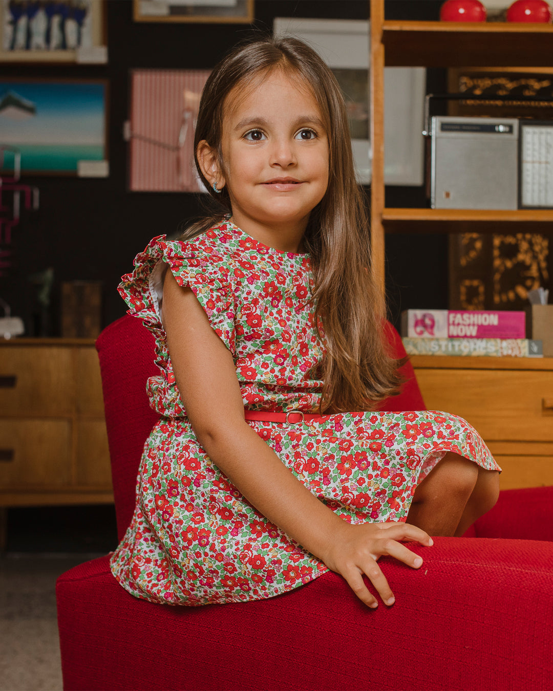 Vestido estampado de flores con cinturón rojo