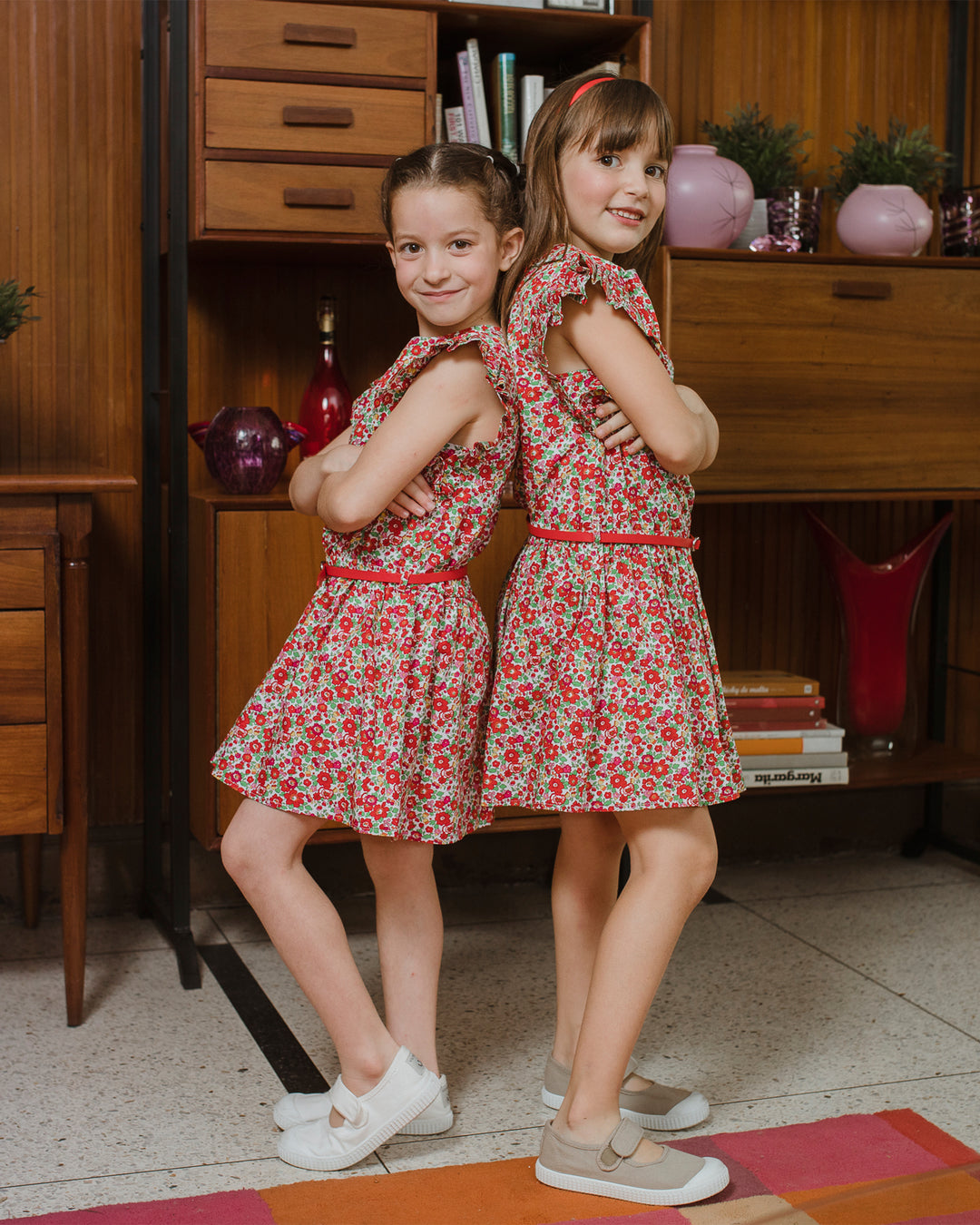 Vestido estampado de flores con cinturón rojo