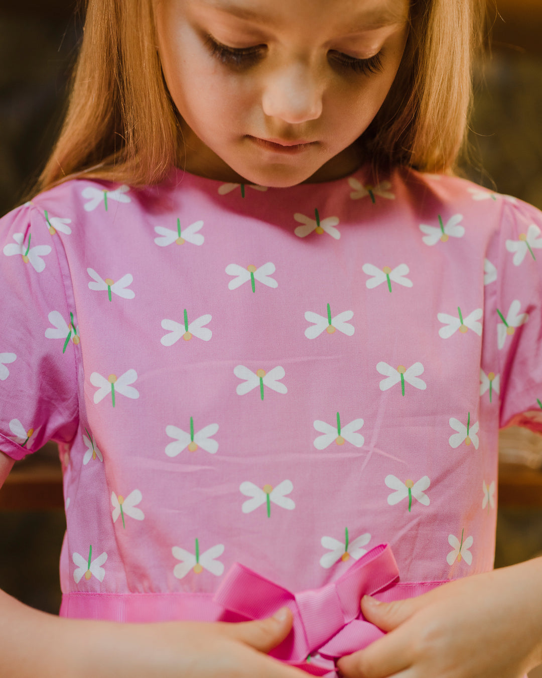 Vestido rosado con libélulas