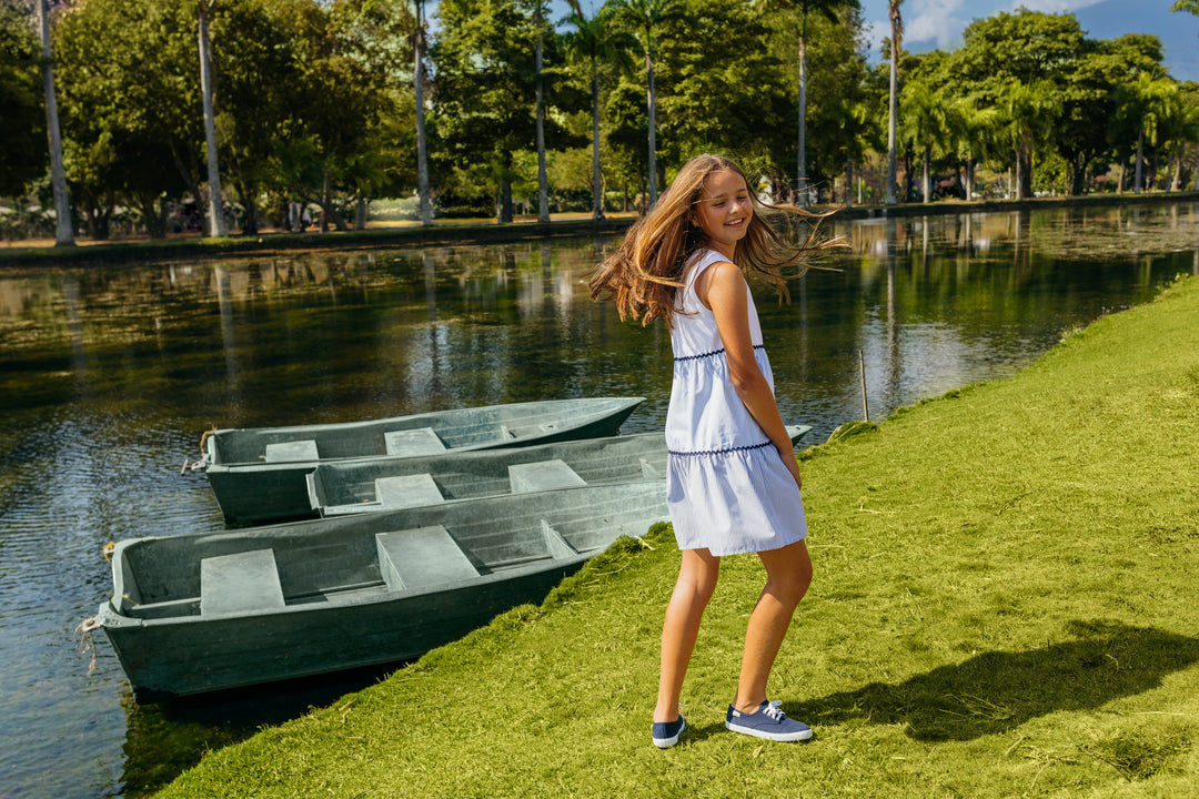 Vestido blanco con rayas azules y cinta rick rack azul marino