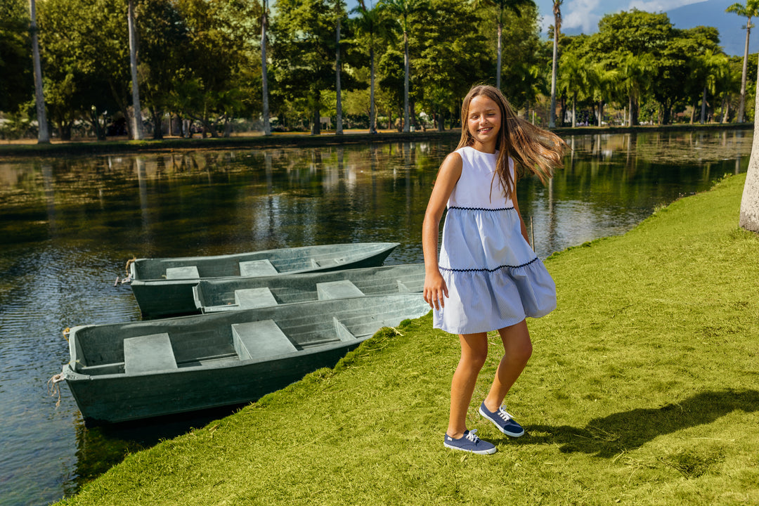 Vestido blanco con rayas azules y cinta rick rack azul marino