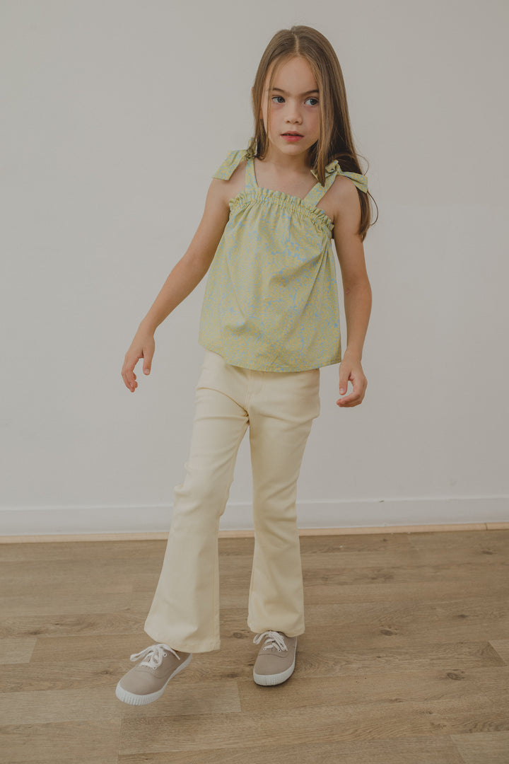 Pantalón bota ancha de color amarillo con cinturón estampado