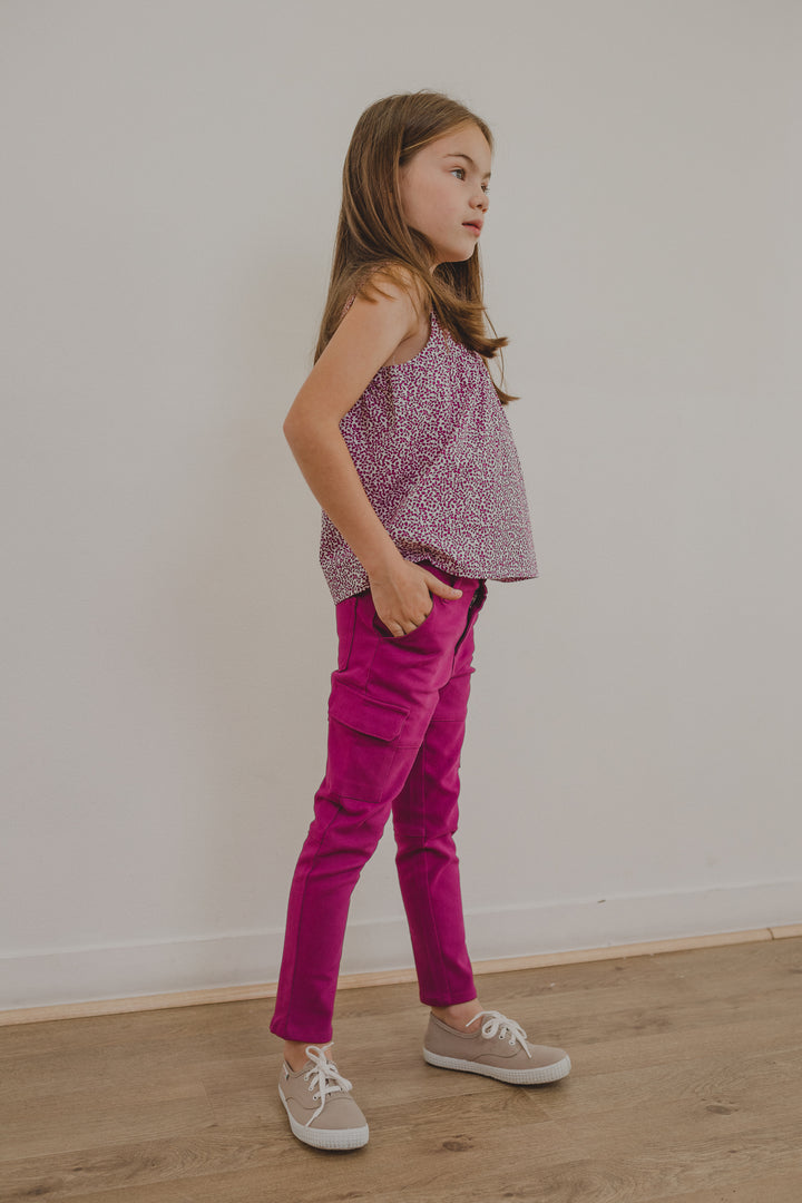 Pantalón cargo de color magenta y bolsillos a los lados