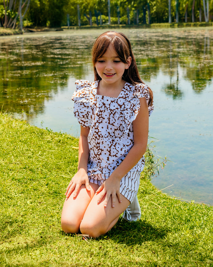 Blusa sin mangas estampada de color blanco y marrón