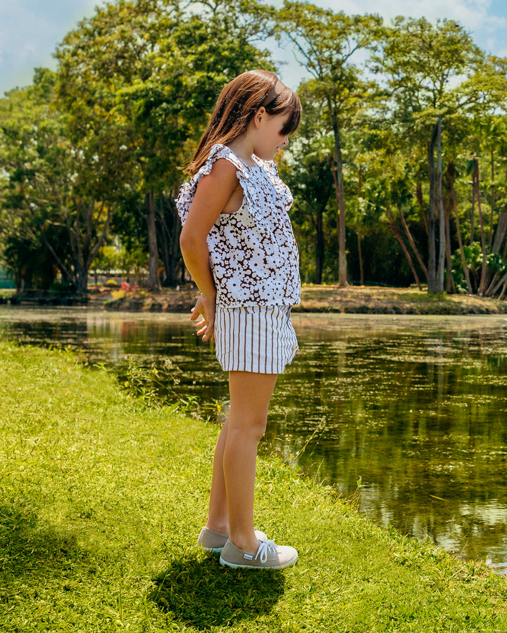 Blusa sin mangas estampada de color blanco y marrón