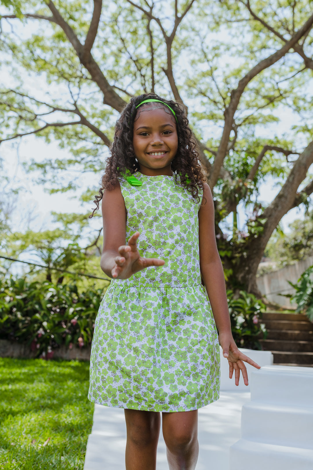 Vestido estampado de flores verdes y blancas con lazos verdes en los hombros