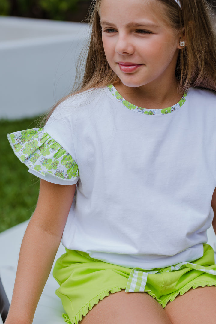 Franela blanca con volantes en las mangas con estampado de flores