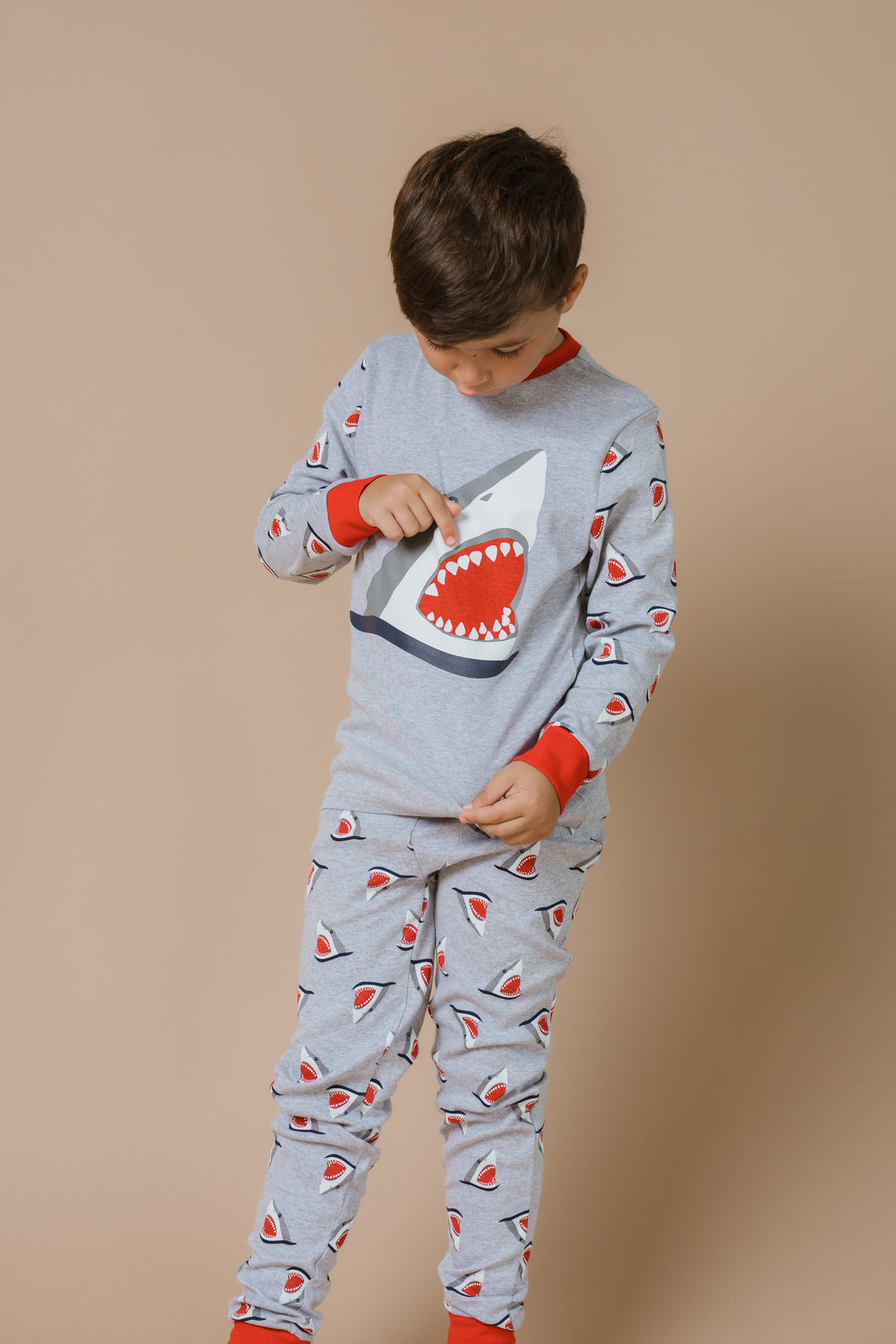 Pijama gris con gráfico de tiburón con detalles en el cuello, mangas y tobillos en rojo