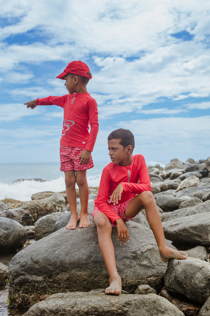 Traje de baño rojo de tiburones blancos y grises para Niño