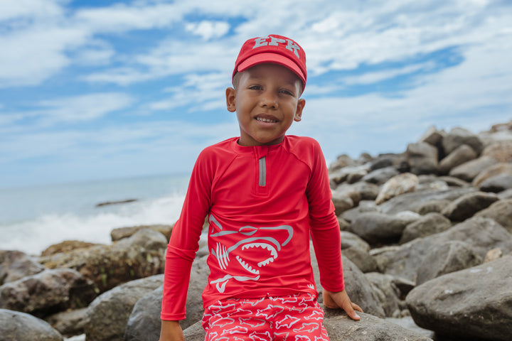 Traje de baño rojo de tiburones blancos y grises para Niño
