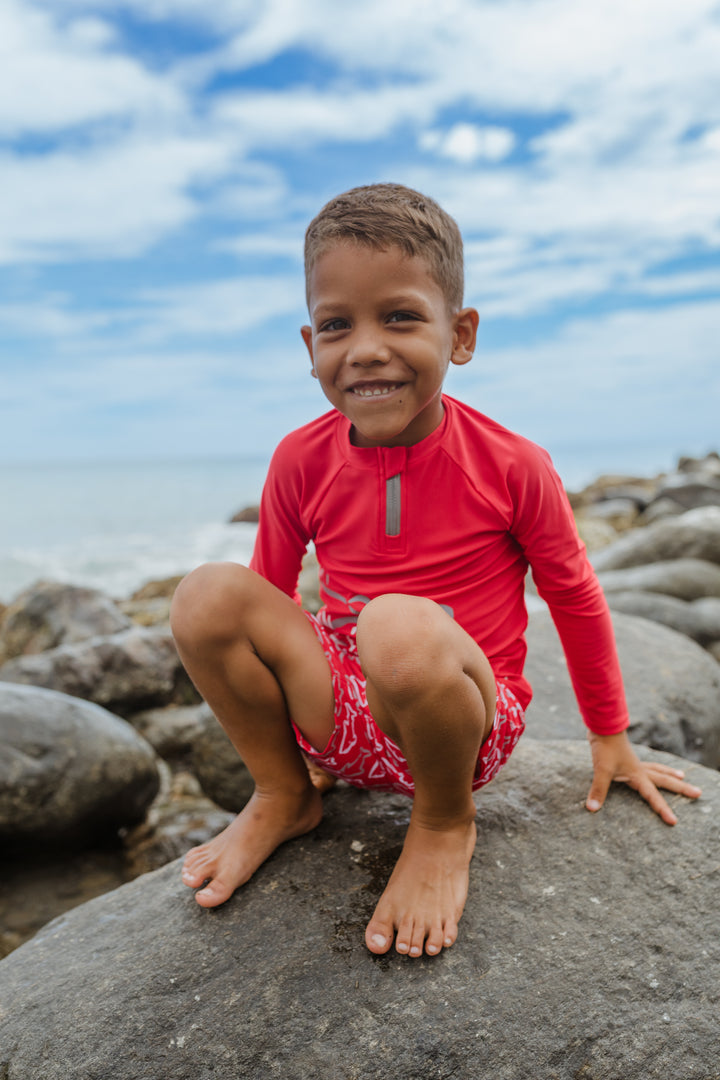 Traje de baño rojo de tiburones blancos y grises para Niño