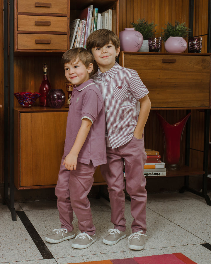 Chemise violeta con rayas amarillas en mangas y cuello, con un saltamonte bordado