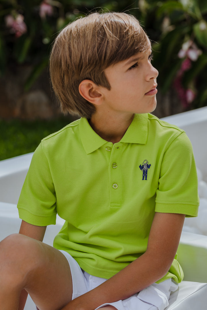 Chemise verde manga corta con un astronauta bordado