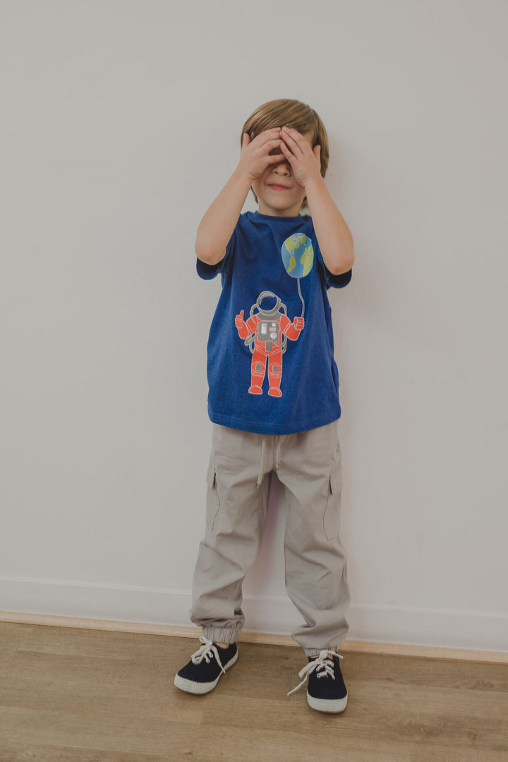 Franela manga corta de color azul marino con gráfico de astronauta