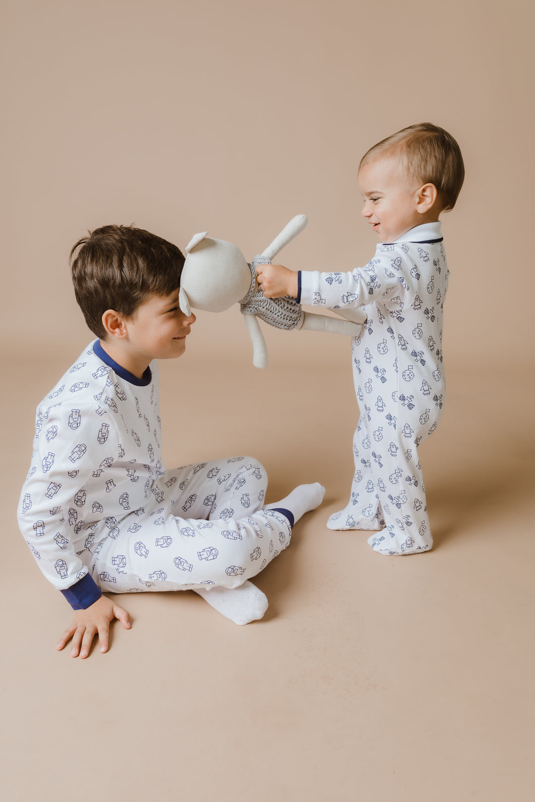 Pijama blanca con astronautas con cuello, mangas y tobilleras en color azul marino