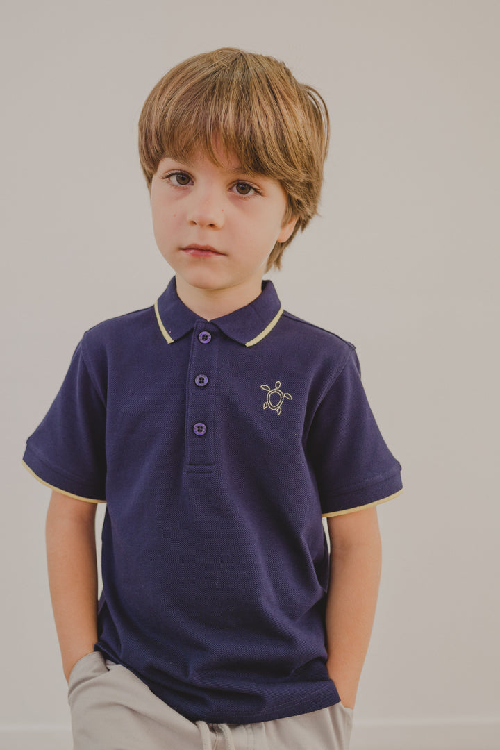 Chemise azul marina manga corta con rayas amarillas en mangas y cuello, con una tortuga bordada