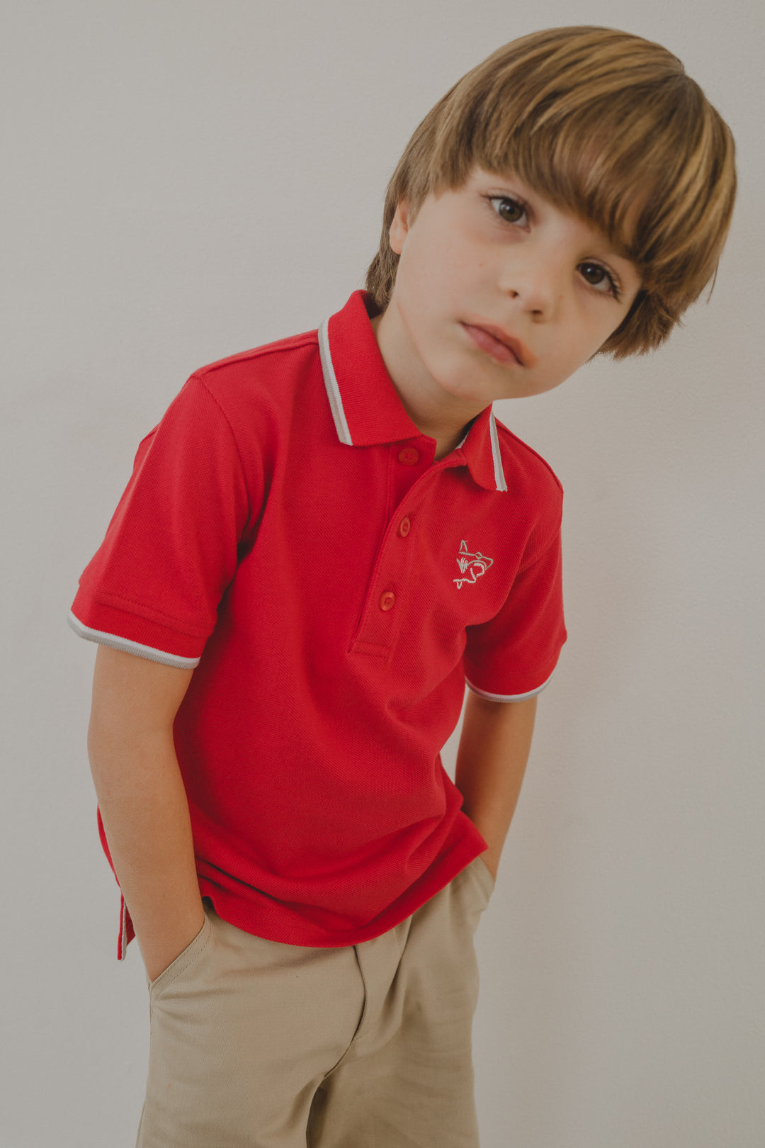 Chemise roja manga corta con rayas blancas en mangas y cuello, con un tiburón bordado