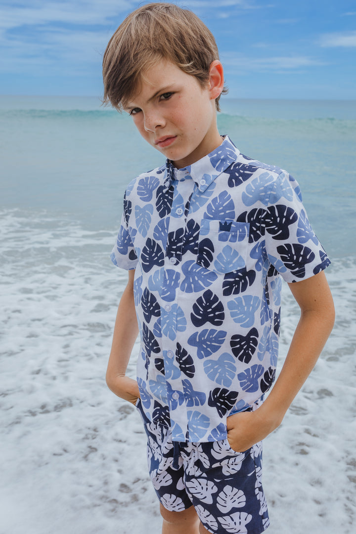 Traje de baño azul marino de hojas blancas para Niño