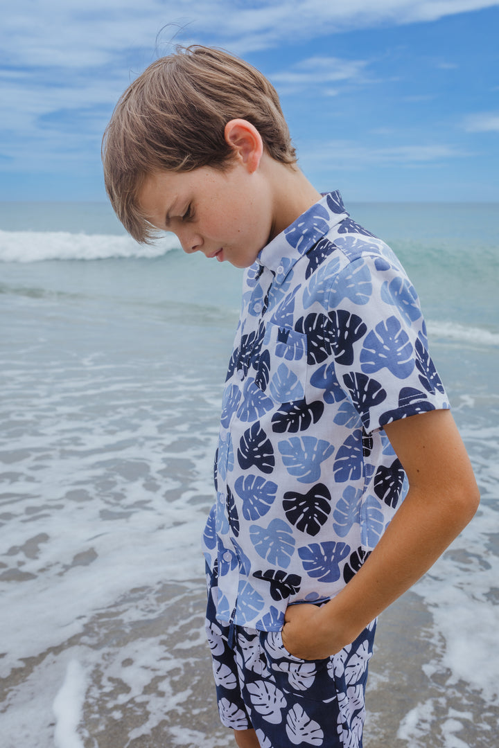 Traje de baño azul marino de hojas blancas para Niño