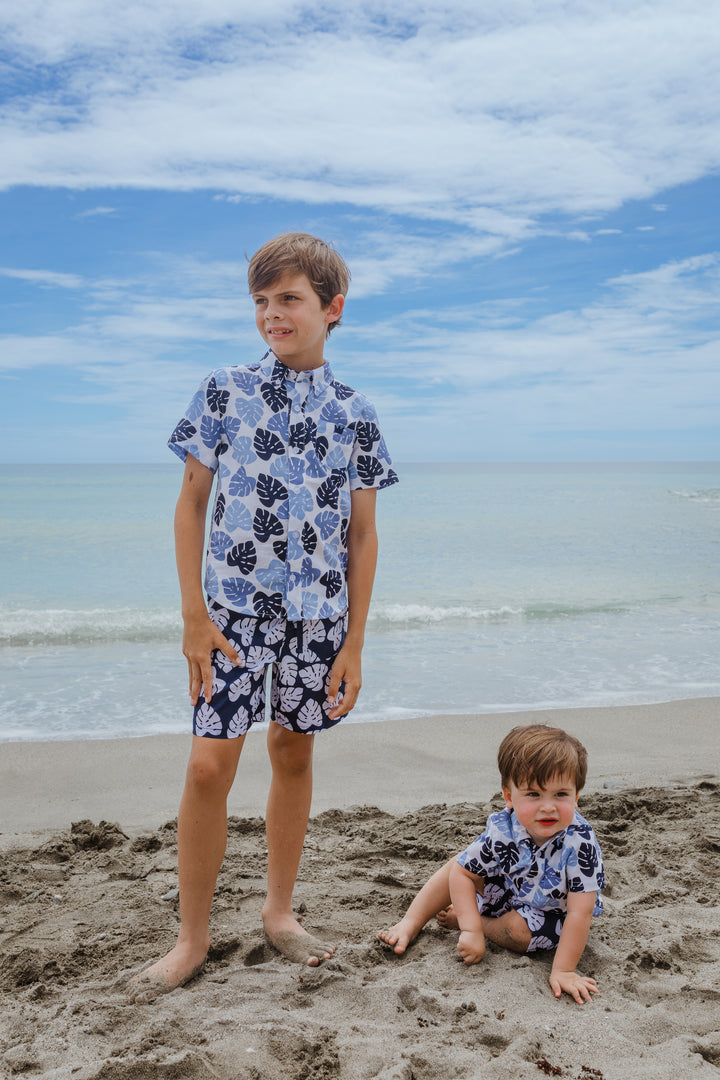 Traje de baño azul marino de hojas blancas para Niño