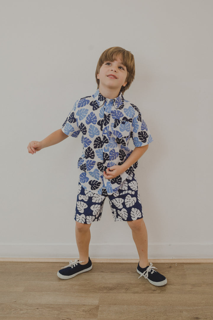 Traje de baño azul marino de hojas blancas para Niño