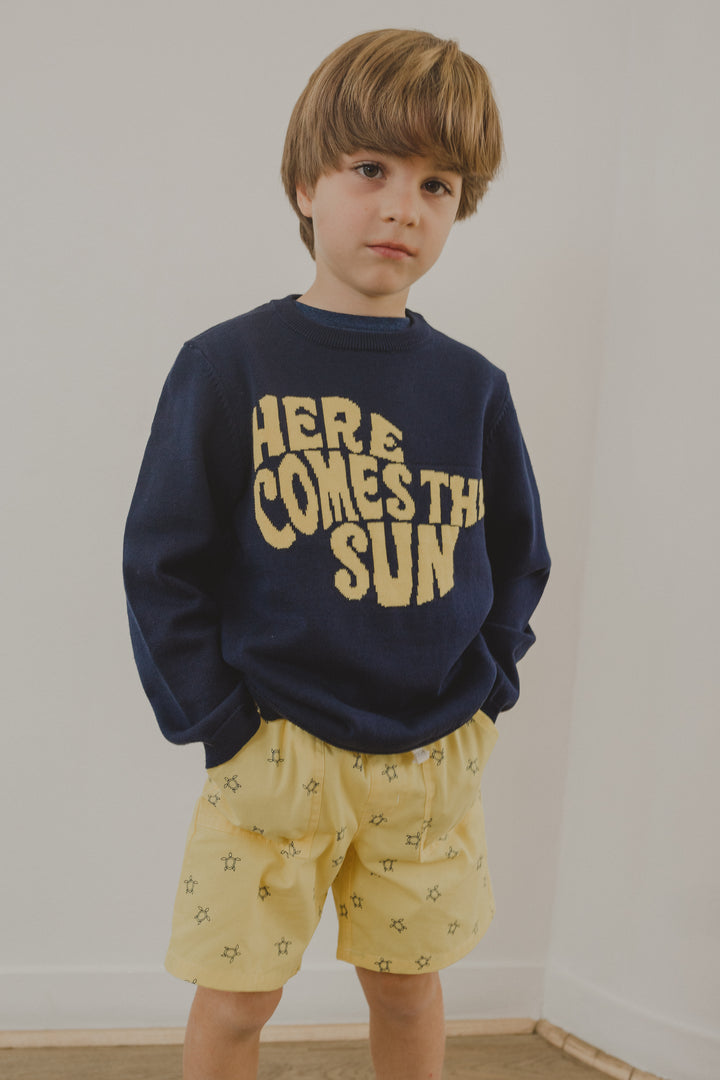Suéter azul marino con gráfico ¨Here comes the sun¨