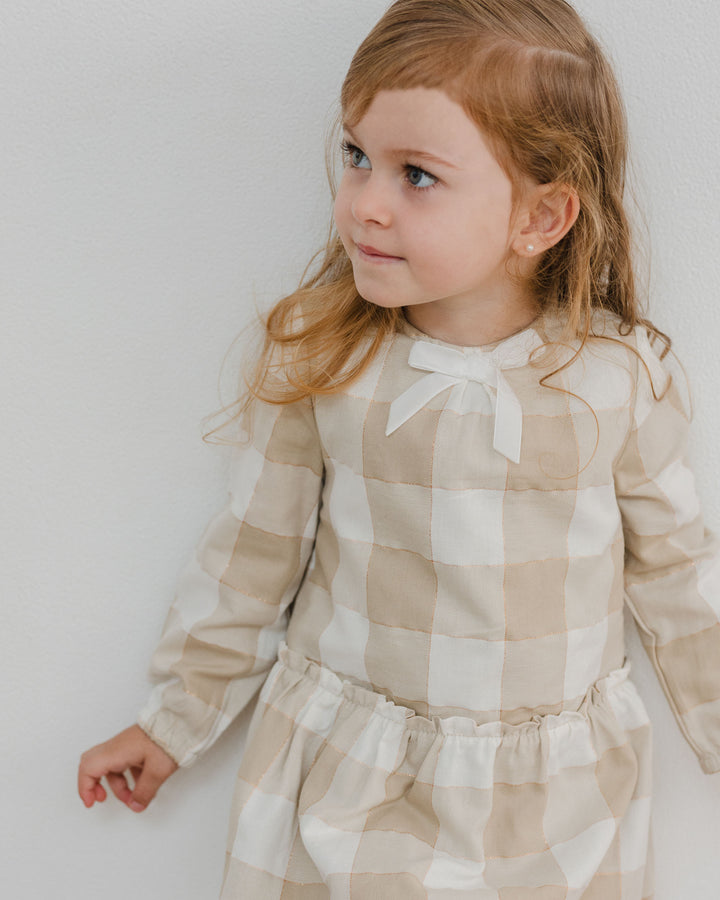 Vestido a cuadros con detalles dorados