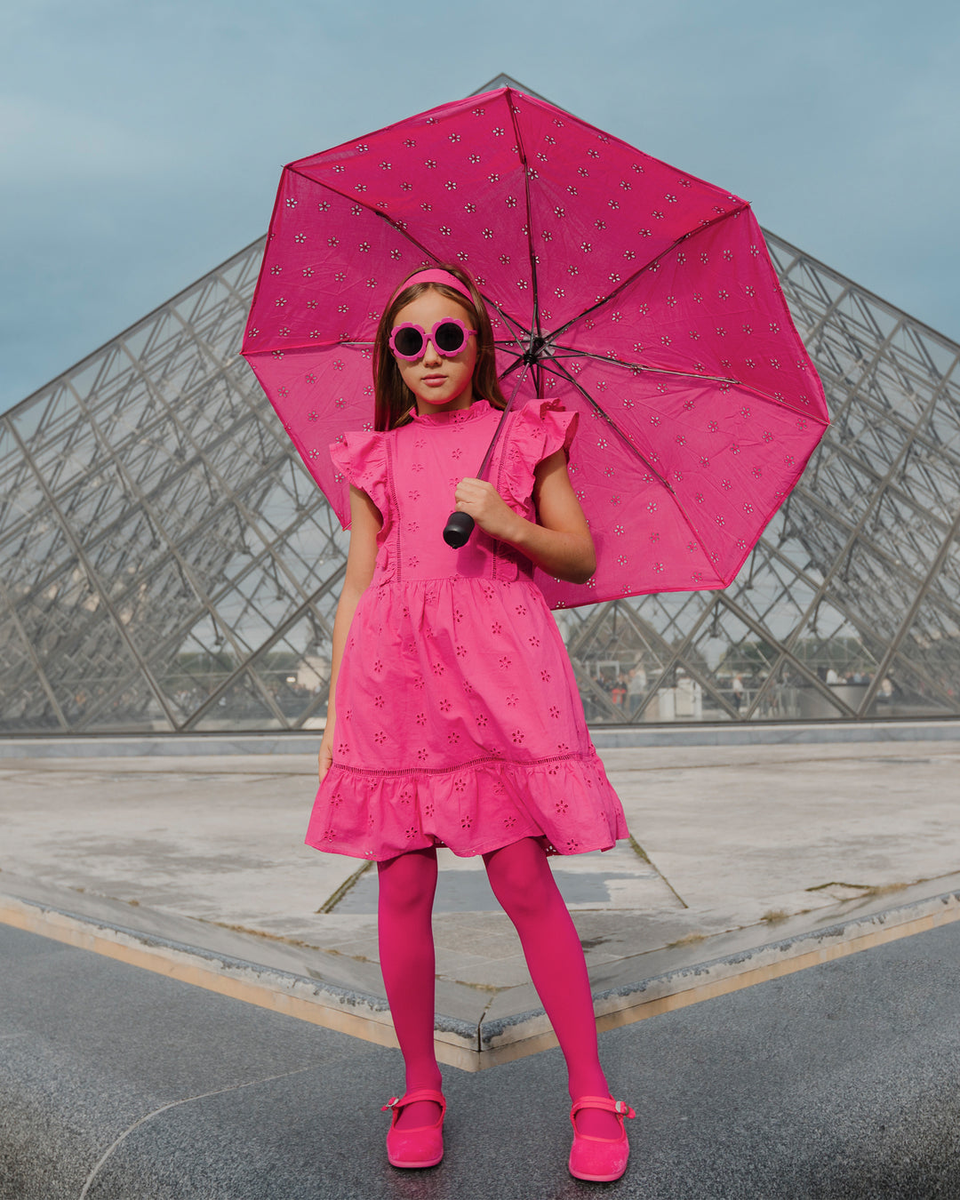 Vestido fucsia con ojetes y volantes