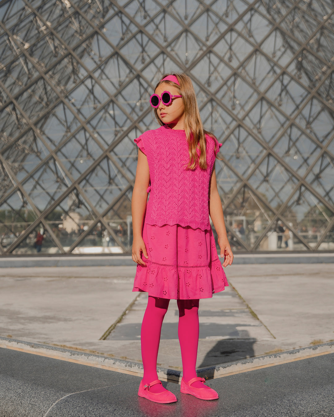 Vestido fucsia con ojetes y volantes