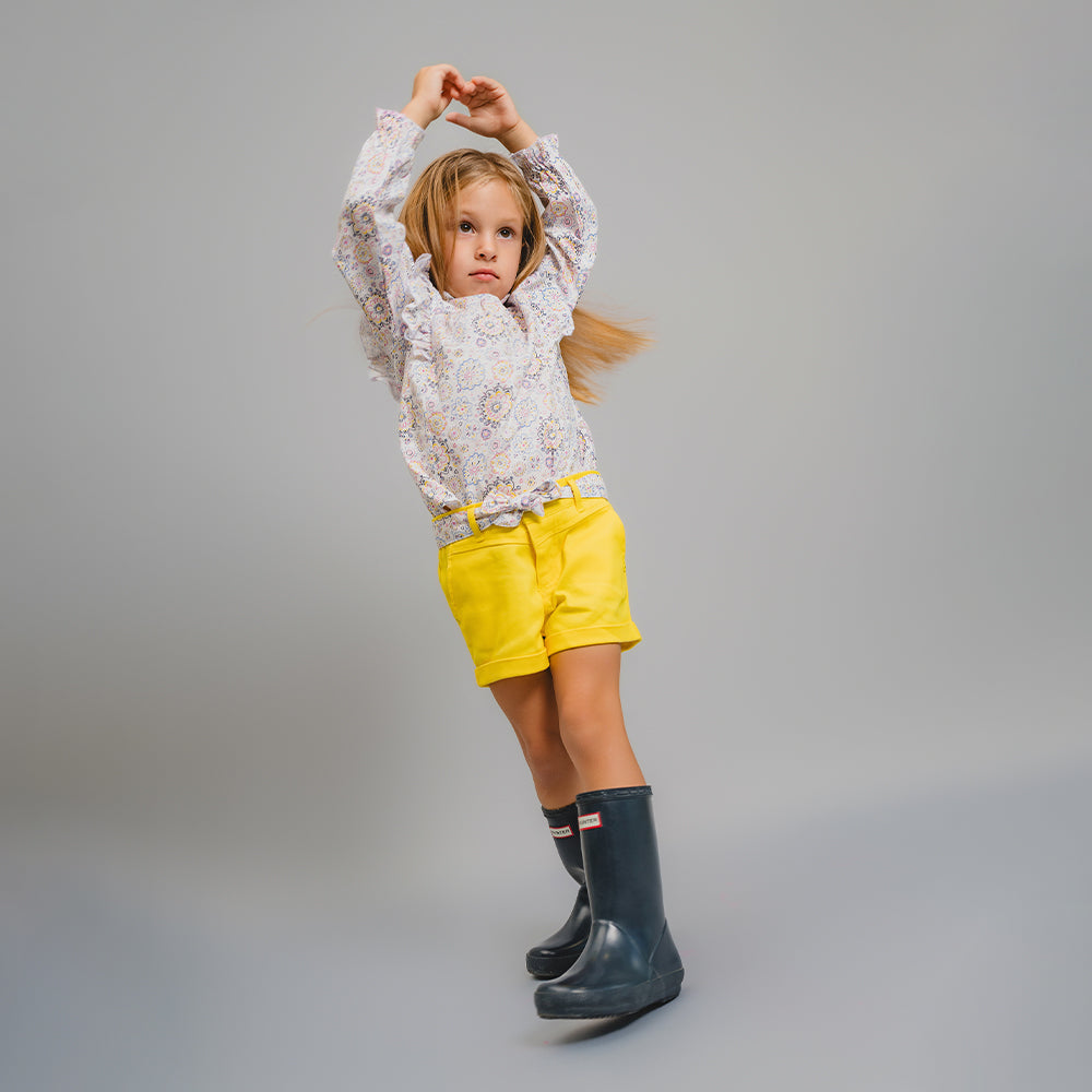 Short Amarillo de Twill con Cinturón Estampado Multicolor para Bebé Niña
