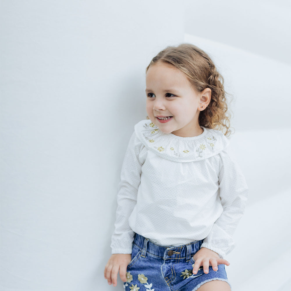 Blusa Manga Laga Color Crema de Algodón, con Bordado Dorado de Flores en el Cuello para Bebé Niña