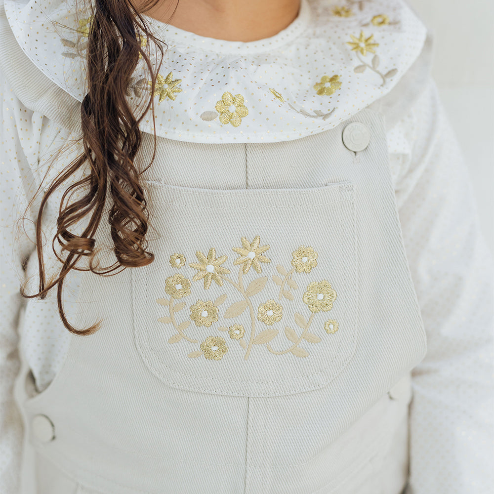 Braga Larga Crema de Twill con Bordado Dorado de Flores en Bolsillo para Bebé Niña